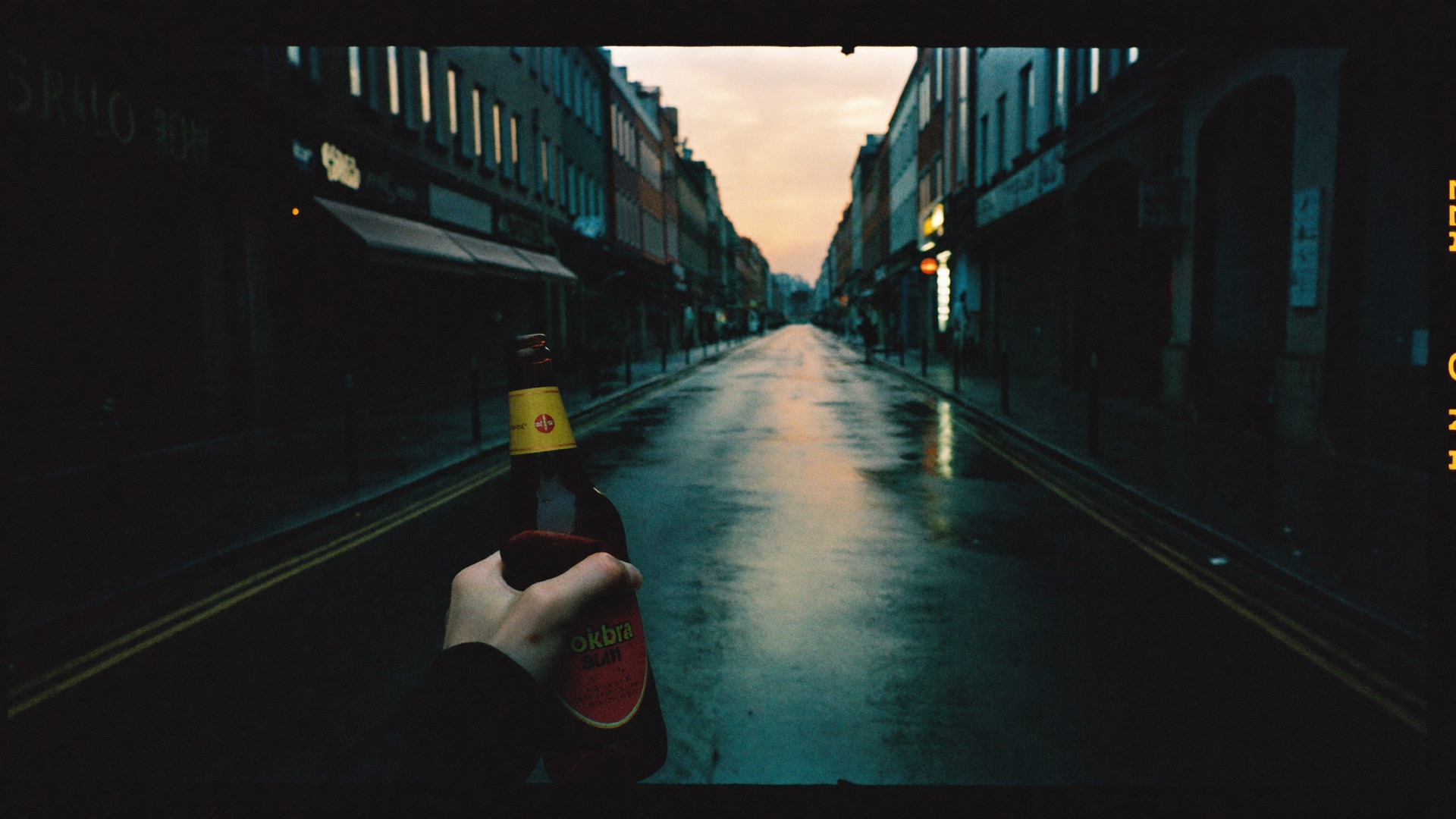 Eine Hand hält ein Bier auf einem leeren Spaziergang in der Lockdown-Zeit